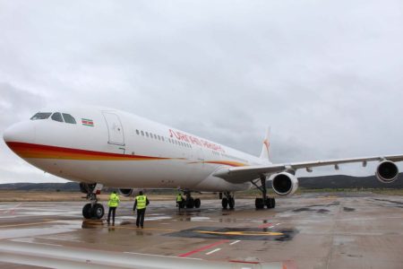 El A340 es recibido por el personal de JAS en la plataforma del aeropuerto de Ciudad Real.