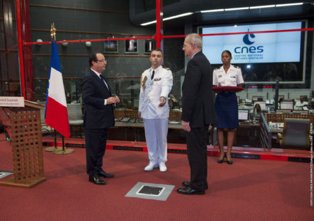 Para Francia, el espacio es una clara política de Estado. El presidente de la República, François Hollande, impone la Legión de Honor a Le Gall el 13 de diciembre de 2013
