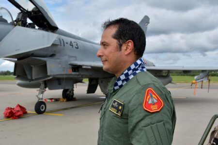 El comandante con su recién estrenado parche de 2.000 horas en el Eurofighter.