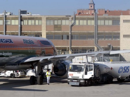 Suminstro de combustible en el aeropuerto de Madrid-Barajas.
