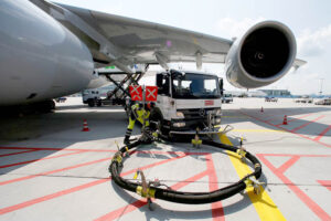 Las aerolíneas confían en que en verano no falte combustible en los aeropuertos, pero no en su precio.