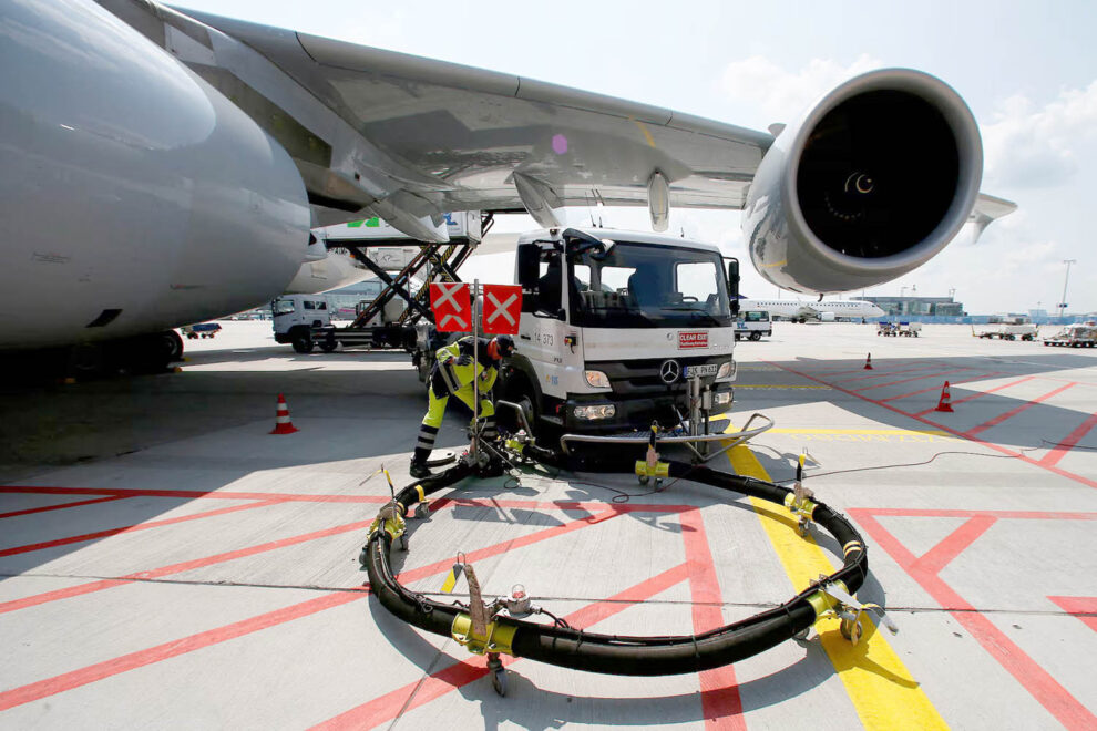 Las aerolíneas confían en que en verano no falte combustible en los aeropuertos, pero no en su precio.