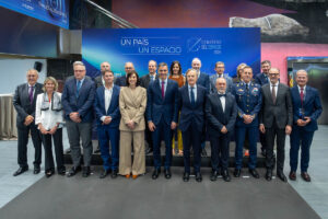 Pedro Sánchez junto a los participantes en el III Congreso del Espacio.
