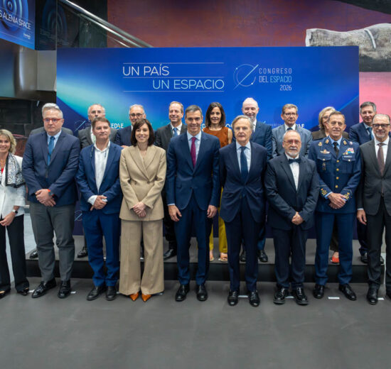 Pedro Sánchez junto a los participantes en el III Congreso del Espacio.