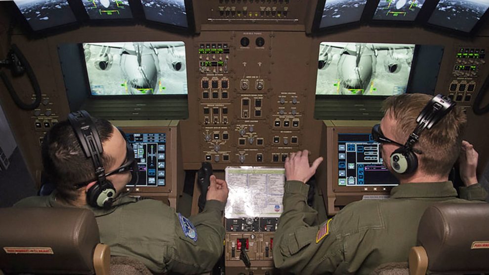 Simulador de la consola de control del repostaje en vuelo del Boeing KC-46A.