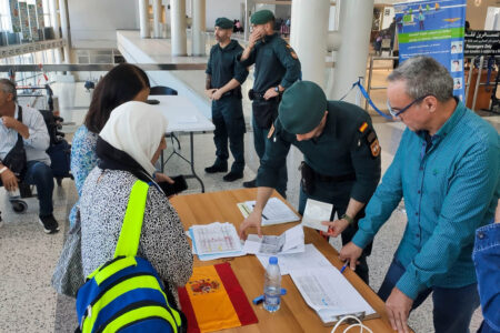 Control de identidad en el aeropuerto de Beirut antes del embarque hacia España.