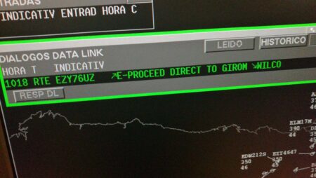 Comunicaciones entre el centro de control y los aviones por datalink.