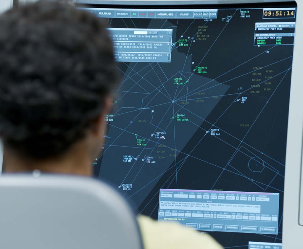 Mantener las comunicaciones entre controladores de distintos sectores y diferentes centros de control es tan importante como mantenerlas con las aeronaves en vuelo.