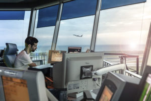 Enaire, ademas de los cinco centros de control gestiona las torres de control de 21 aeropuertos españoles.
