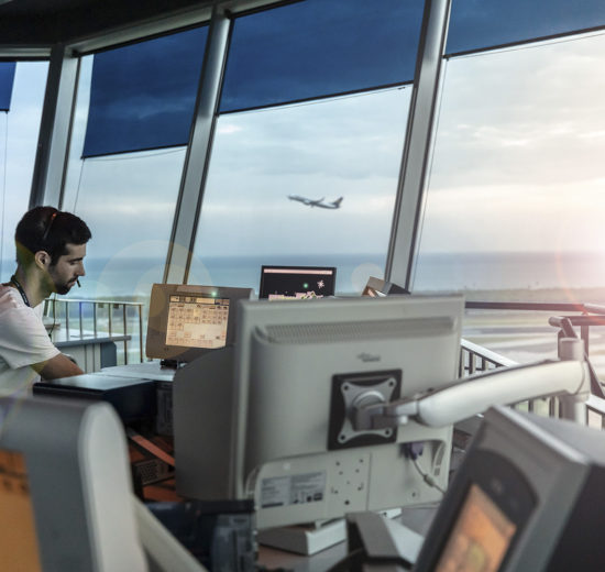 Enaire, ademas de los cinco centros de control gestiona las torres de control de 21 aeropuertos españoles.