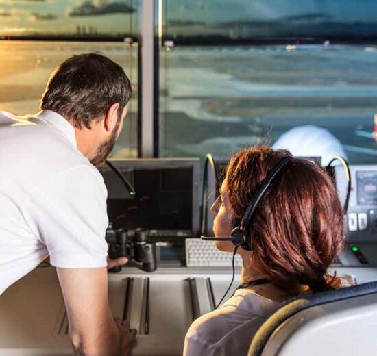 Enaire busca 90 nuevos controladores aéreos.