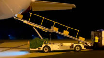 Descarga de material sanitario de un avión de Iberia del Corredor Aéreo Sanitario.