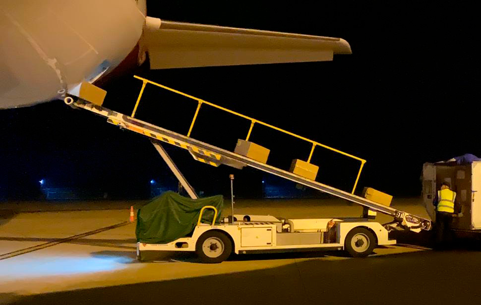 Descarga de material sanitario de un avión de Iberia del Corredor Aéreo Sanitario.