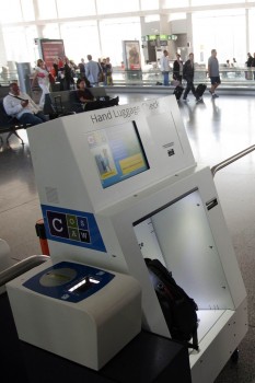 El dispositivo de Cosaw permite escanear la tarjeta de embarque y mide y pesa el equipaje de mano y avisa si no cumple las normas de nuestra aerolínea.