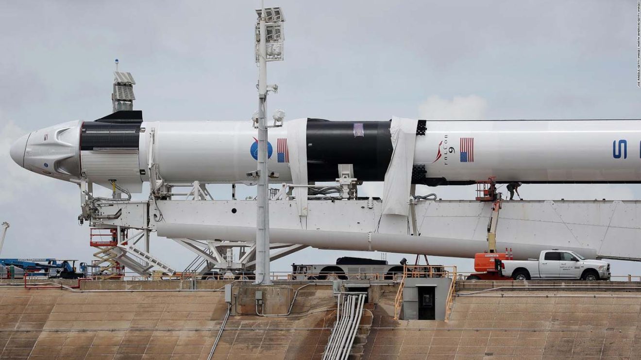 Transporte del Falcon 9 con la cápsula Crew Dragon desde el hanagar de ensamblaje a la torre de lanzamiento.