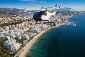 Un eVTOL Crisalion Integrity sobre la costa malagueña.