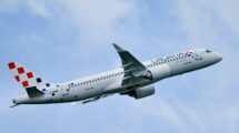 El primer Airbus A220 de Croatia Airlines poco antes de su entrega.