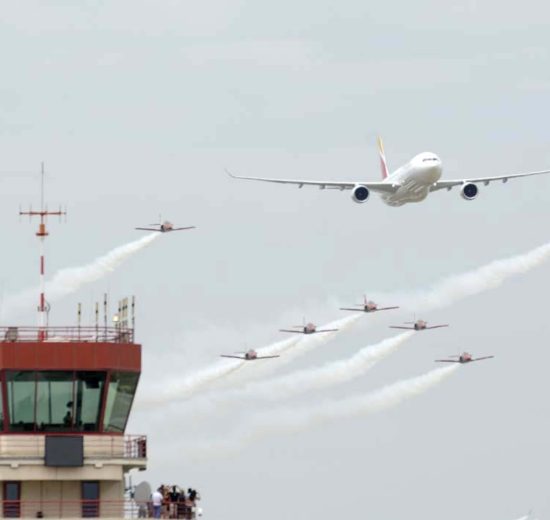 Un A330 de Iberia y la Patrulla Águila durante su pasada frente a la torre de Cuatro Vientos con motivo, en 2017, del 90 aniversario de Iberia.