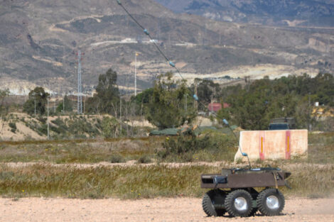 Lanzamiento de una manguera explosiva ligera para abrir caminos en un campo de minas, desde un UGV.