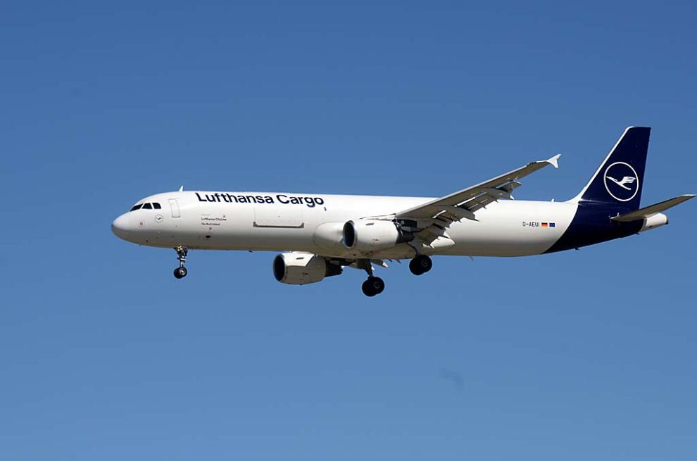 El Airbus A321P2F D-AEUI llegando a Madrid en uno de sus vuelos entre Frankfurt, Madrid y Casablanca.