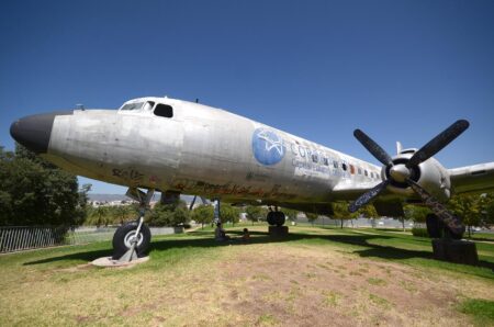 El sol ha causado sus estragos en el exterior del DC-7.