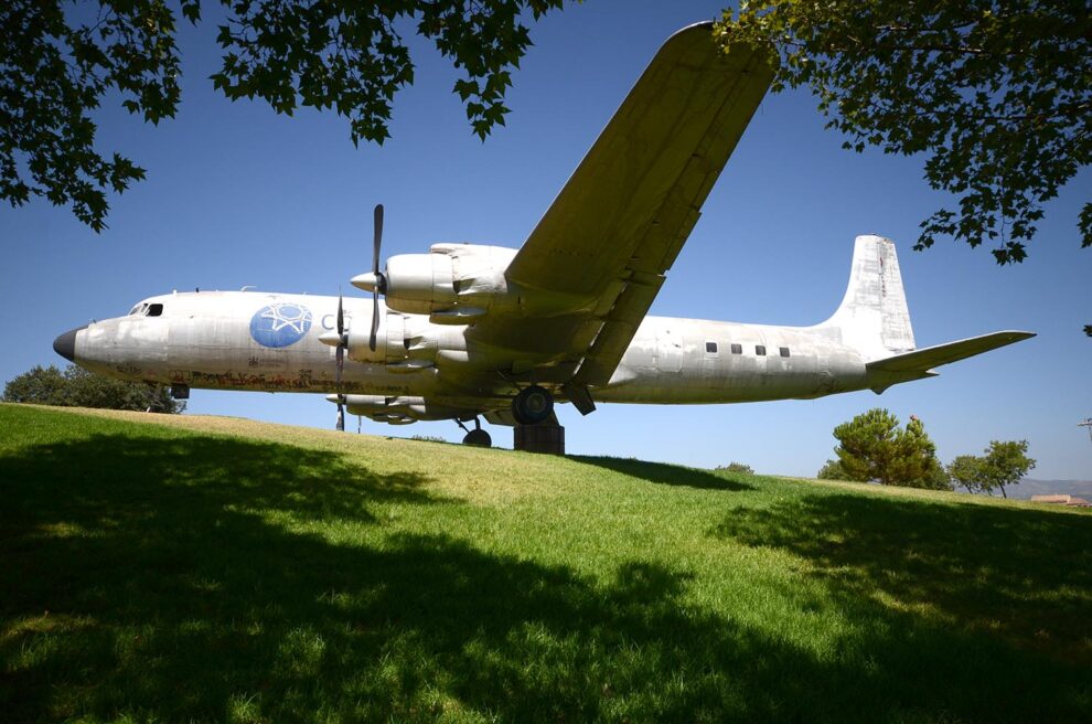 El DC-7 lleva instalado en una pequeña colina en el parque Miraflores de Córdoba desde 2011.