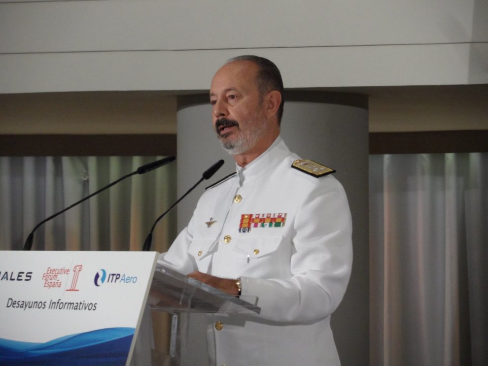 El almirante Santiago González durante su intervención.