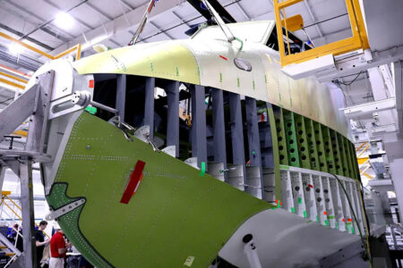 Producción del primer DHC-515.