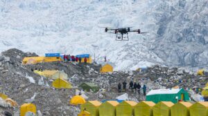 El dron DJI FlyCArt 30 sobre uno de los campamentos de Everest.