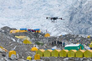 El dron DJI FlyCArt 30 sobre uno de los campamentos de Everest.