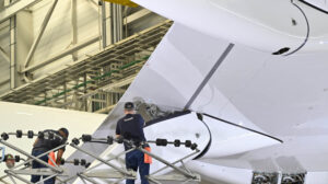 Presonal de Daher trabajando en el ala de un Airbus. en la FAL en Toulouse.