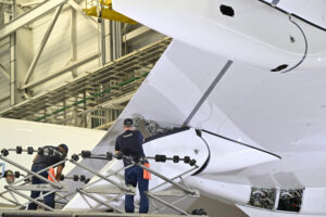 Presonal de Daher trabajando en el ala de un Airbus. en la FAL en Toulouse.