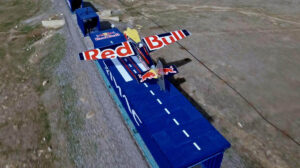 Dario Costa sobre el contenedor que le sirvió de pista de aterrizaje.