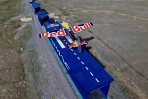 Dario Costa sobre el contenedor que le sirvió de pista de aterrizaje.