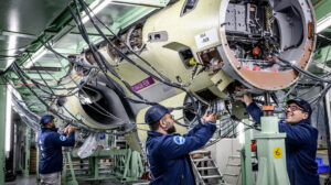 Trabajos en el fuselaje delantero de un Rafale en la factoría de Cegny.