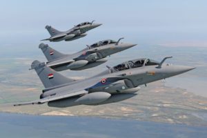 Los tres primeros Rafale biplazas de la Fuerza Aérea de Egipto en un vuelo en formación.