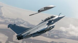 El UCAV Neuron volando juinto a un Rafale en una de las pruebas del primero.