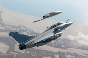 El UCAV Neuron volando juinto a un Rafale en una de las pruebas del primero.