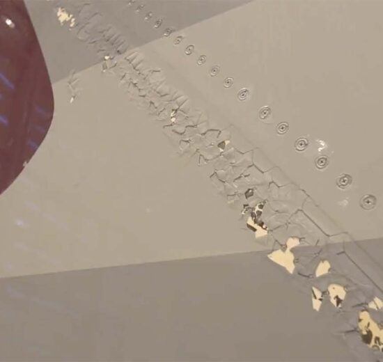 Una de las zonas de un A350 de Qatar Airways donde la pintura se ha cuarteado y desprendido.