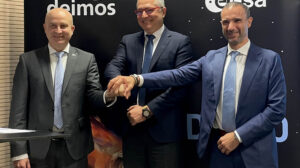 Simone Centuori, consejero delegado de Deimos, Juan Carlos Cortés, director de la Agencia Espacial Española, y Holger Krag, director del programa de Seguridad espacial de la ESA.