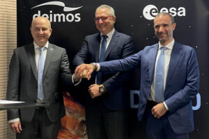 Simone Centuori, consejero delegado de Deimos, Juan Carlos Cortés, director de la Agencia Espacial Española, y Holger Krag, director del programa de Seguridad espacial de la ESA.