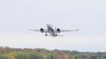 Despegue del aeropuerto Mirabel de Montreal (Quebec, Canadá) del primer Airbus A220 para Delta.
