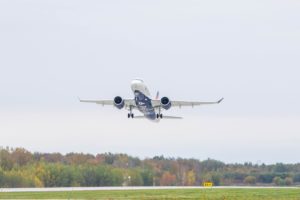 Despegue del aeropuerto Mirabel de Montreal (Quebec, Canadá) del primer Airbus A220 para Delta.