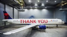 El A321 que Delta ha dedicado a sus empleados en el hangar donde se le aplciaron los vinilos con las letras en rojo con los nombres de estos.