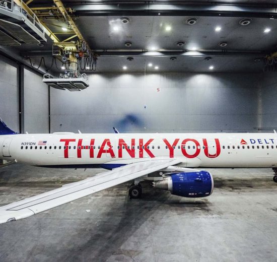 El A321 que Delta ha dedicado a sus empleados en el hangar donde se le aplciaron los vinilos con las letras en rojo con los nombres de estos.