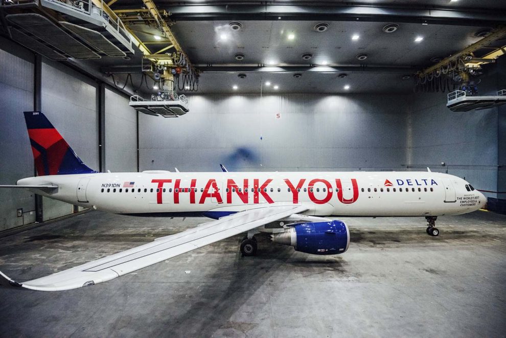 El A321 que Delta ha dedicado a sus empleados en el hangar donde se le aplciaron los vinilos con las letras en rojo con los nombres de estos.
