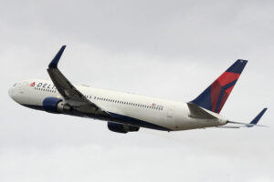 Boeing 767 de Delta despegando de Barcelona.