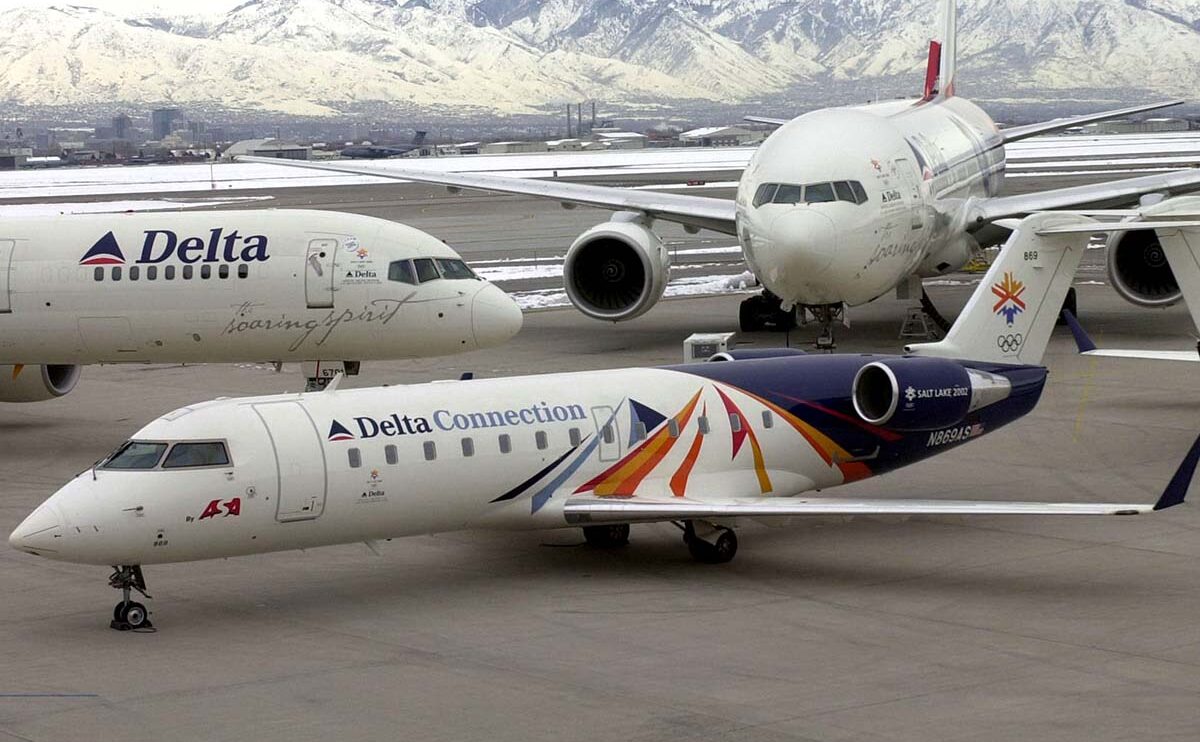 2002, Salt Lake City, Bombardier CRJ200 N429AS, N442CA, N498SW, y N869AS.