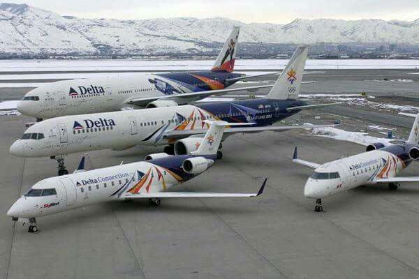 Varios de los aviones decorados por Delta por los Juegos Olímpicos de Invierno en Salt Lake City en 2002