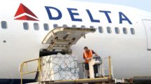 A diferencia de otras aerolíneas que han habilitado la cubierta de pasaje para carga, Delta solo usa las bodegas de sus aviones.